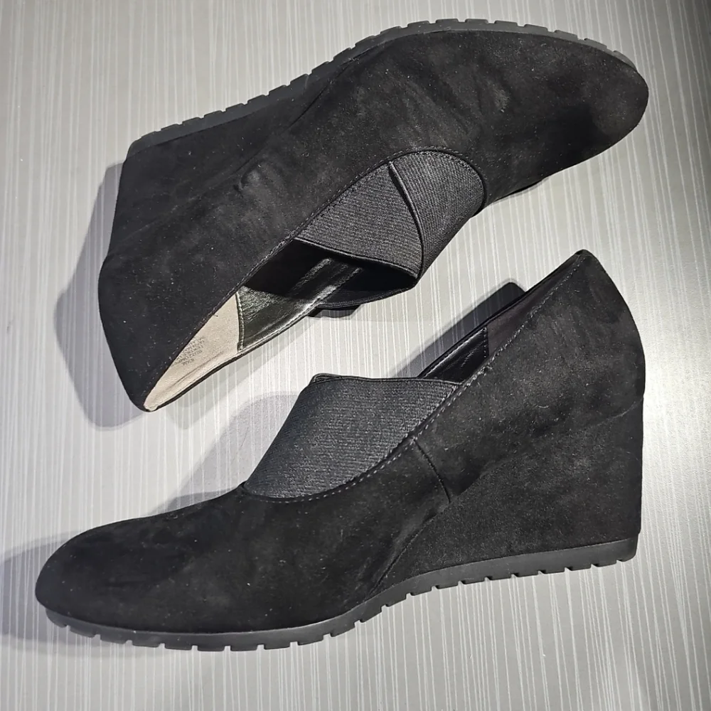 Bandolino Zomper Women's 6.5M Slip On Wedge Faux Suede Loafer Black‎ EUC